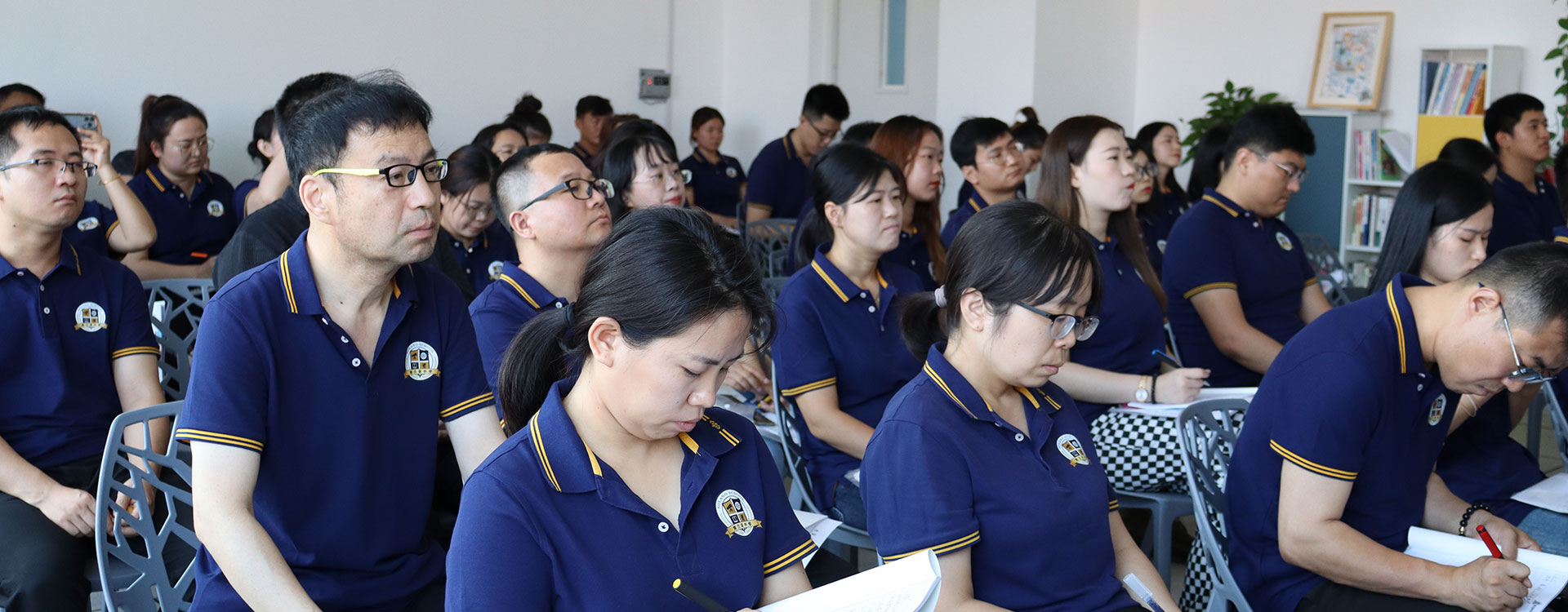 啊啊啊好大基霸好大受不了了不要在插进来了啊啊啊水都流出来了啊啊啊